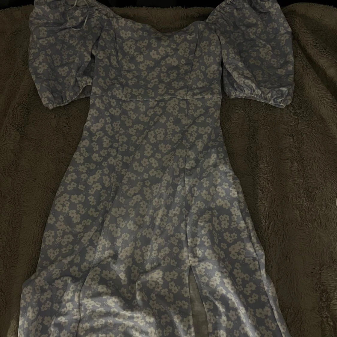 Blommig blå långklänning med puffärm - 1