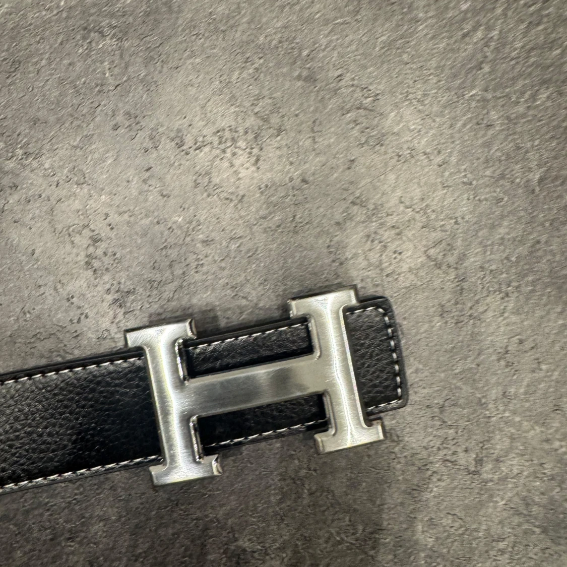 Svart skärp med H-spännee  - 1