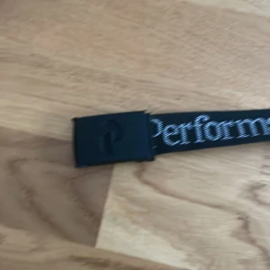 Svart och vit performance bälte - Detta är en performance bälte knappt använd.