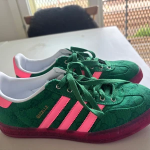 Adidas x Gucci Gazelle gröna sneakers -  Adidas Gazelle sneakers i samarbete med Gucci. De är storlek 40 men är mer som 39.