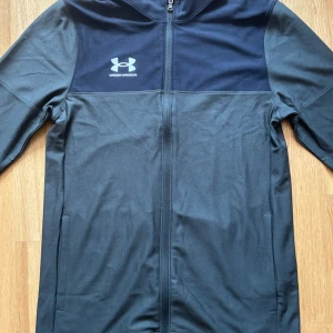 Under Armour Zip - Aldrig använd 10/10 skick Storlek passar S/M Modell slutsåld överallt 