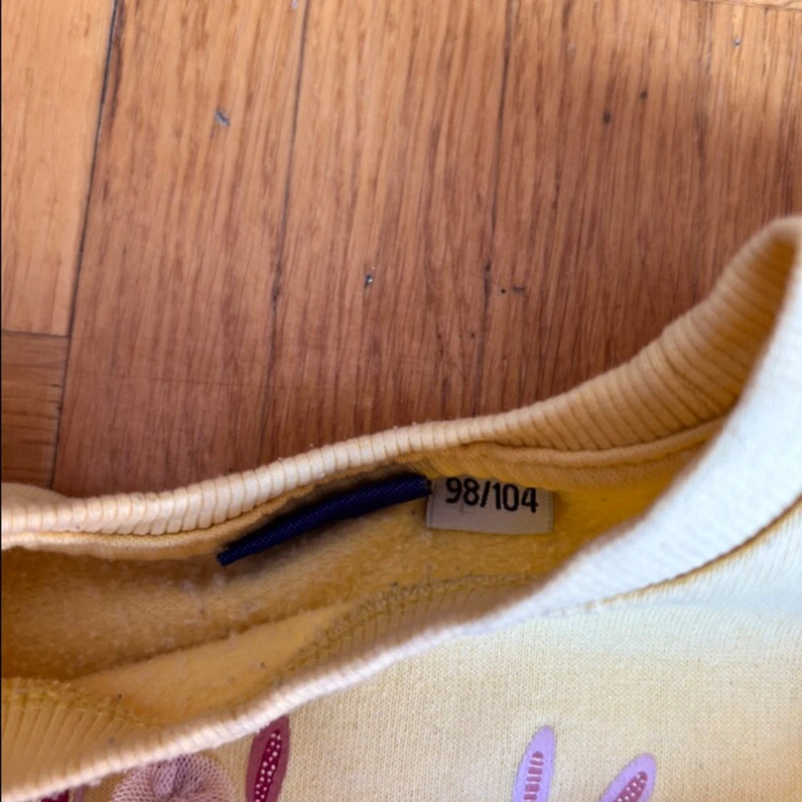 Gul sweatshirt med dansande kaniner - 1