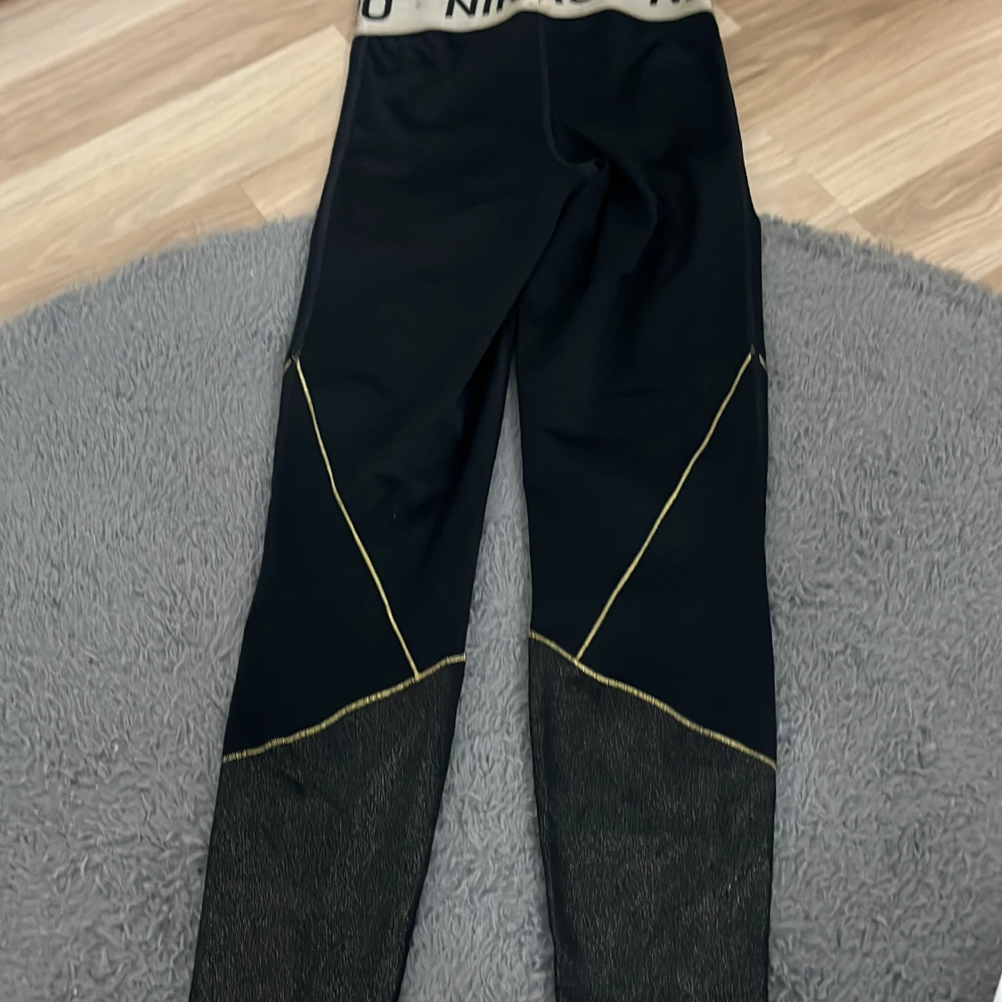 Nike Pro svarta tights med guldiga detaljer - 1