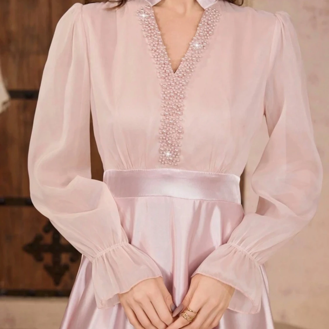 Ljusrosa långklänning med pärldetaljer - 3