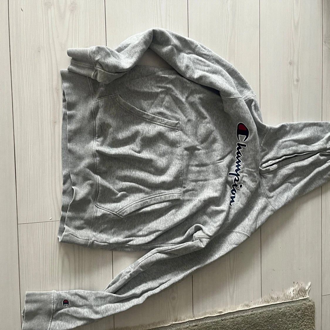 Grå hoodie från Champion