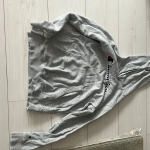 Grå hoodie från Champion - (kommer bättre bilder snart) grå champion hoodie i storlek 170 (XS) använde den när jag var yngre men forfarande bra kvalitet!!! vis snabb affär 50kr annars 75kr