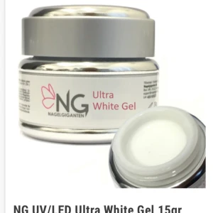 SÖKER! - NG Ultra White Gel är en vit gel för naglar, perfekt för att skapa skarpa franska tippar eller detaljer. Kommer i en silvrig burk med skruvlock och innehåller 15 gram. Gelen är UV/LED-härdande och har en krämig konsistens för enkel applicering.