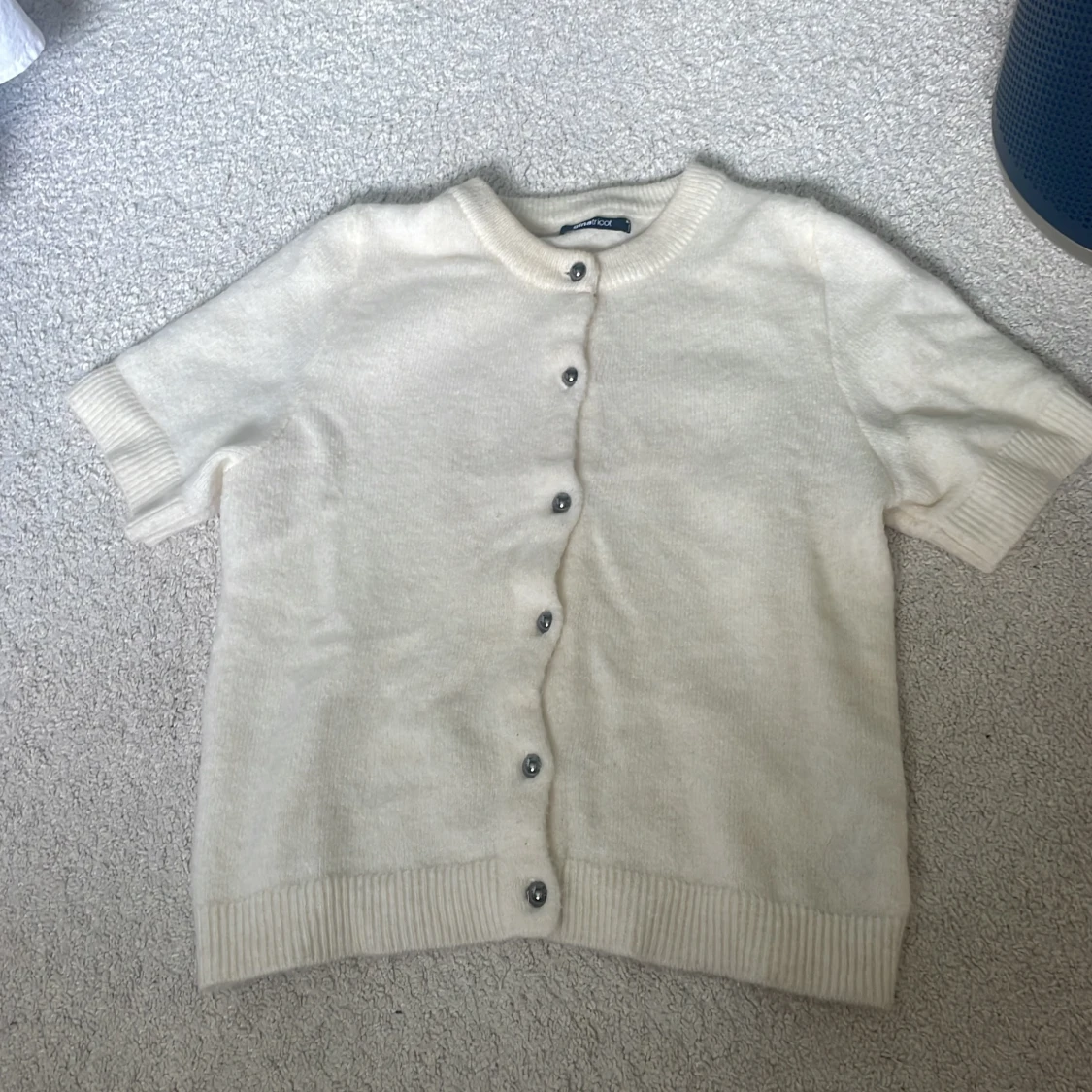 Kortärmad beige kofta från Gina Tricot