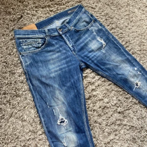 Dondup george slitningar - Säljer dessa riktigt feta dondup George jeansen med slitningar⭐️Storlek = W33🤝Skick : 9,5/10!👍Hör gärna av er om ni har funderingar!🙌