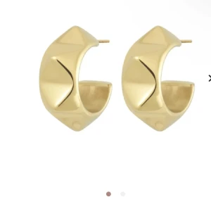 Edblad örhängen guld! - Snygga Edblad örhängen modellen ”Peak Rivet Creoles Gold” använda men i superbra skick! Hör av dig så bestämmer vi ett rimligt pris ❤️‍🔥Låda följer med inkl priset, 