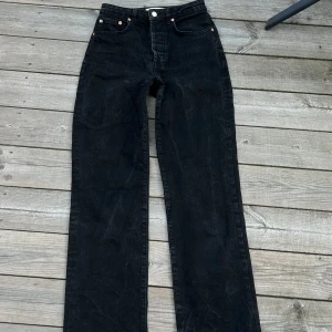 Svarta raka jeans från woodbird  - Säljer ett par svarta woodbird jeans med hög midja och raka ben. Jeansen har klassiska fem fickor. Materialet är kraftig denim av 99% bomull! Formar väldigt fint lite figursydda😊27W/31L, nypris 1000