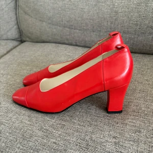 Courreges pumps - Härligt röda skor i fint skick. Klacckhöjd 3 cm. 
