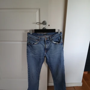 Nudie Jeans blå - Tjena! Säljer ett par blåa jeans från Nudie Jeans i modellen Lean Dean. I storleken W33,L34. Nypris 1600 kr, mitt pris endast 599kr. Pris är diskuterbart vid snabb och smidig affär!!