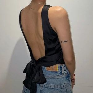 Svart satintopp med öppen rygg - Svart satintopp från Zara, endast använd en gång🖤