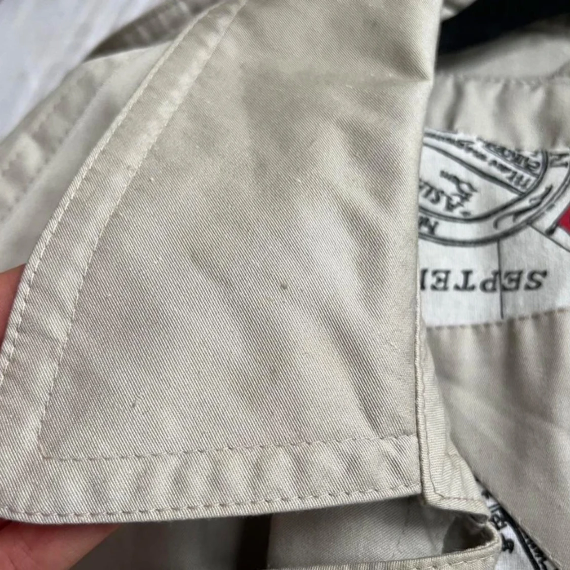 Beige trenchcoat med coolt foder - 4