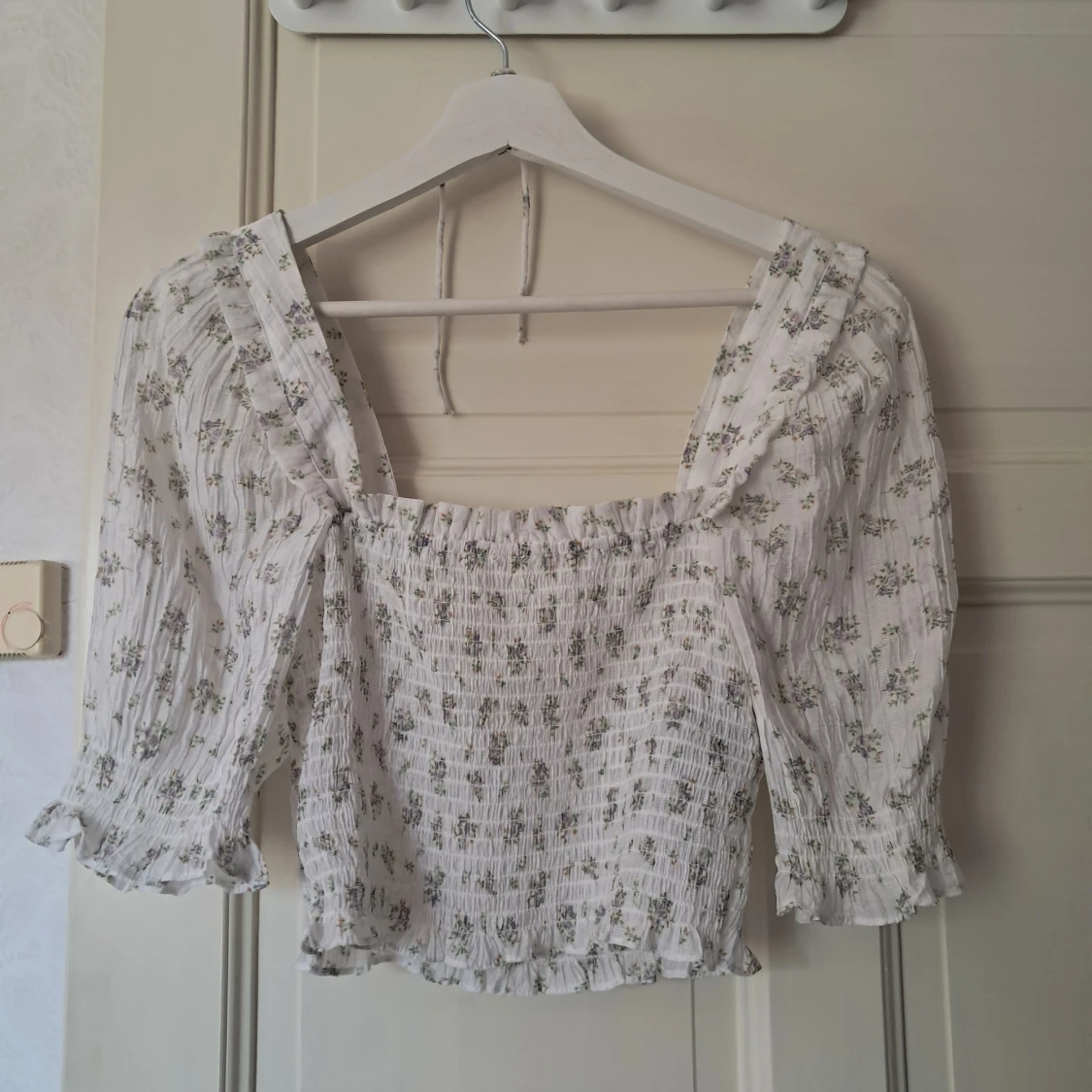 Blommig blus från H&M i vitt