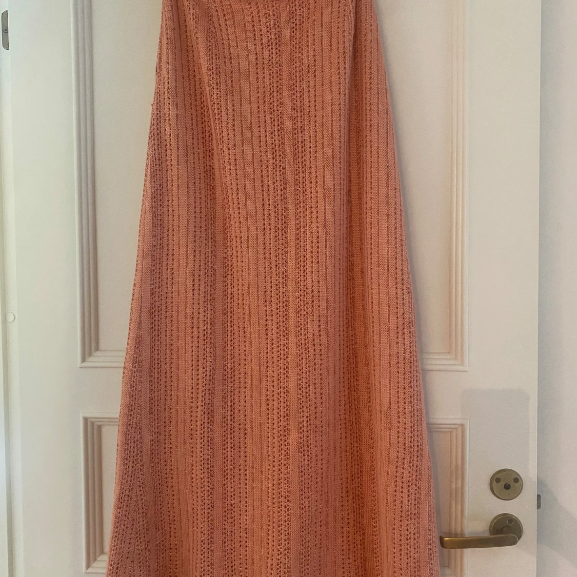 Lång stickad kjol i persikorosa