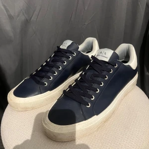Mörkblå sneakers från Armani Exchange - Snygga mörkblå sneakers från Armani Exchange med vita detaljer och vit sula. 