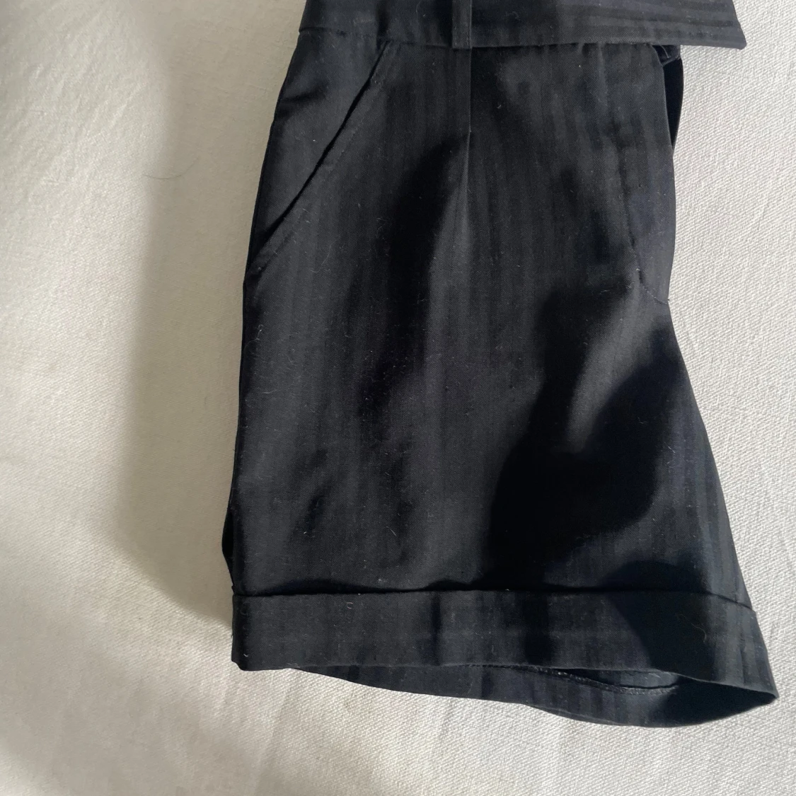 Svarta dressade shorts med uppvik - 4