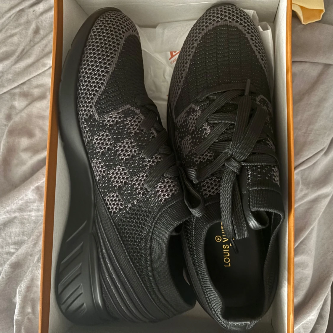 Svarta sneakers från Louis Vuitton pris kan diskuteras  - 3