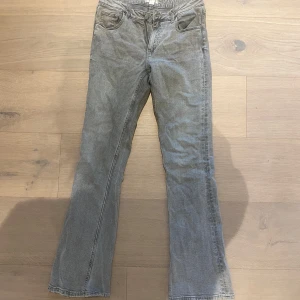 Grå Lowwaist bootcut jeans - Snygga grå Lowwaist bootcut jeans från Gina! Storlek 164/Xs🥰Säljer då dom inte passar längre!