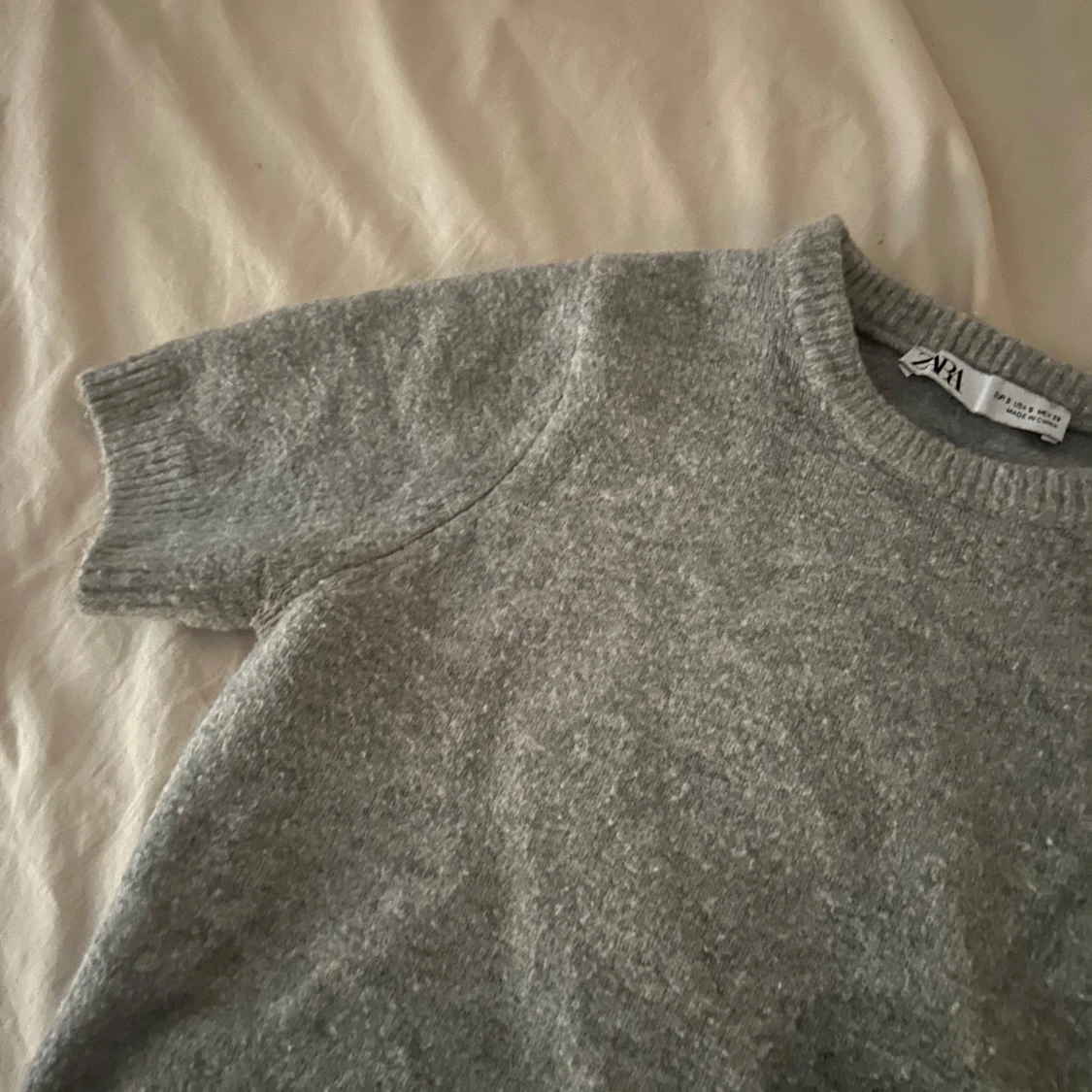 Grå stickad kortärmad topp - 1