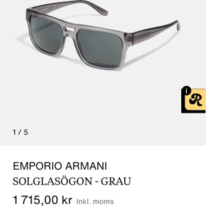 Gråa solglasögon Emporio Armani - Snygga gråa solglasögon från Emporio Armani med grå transparent båge och mörka glas. Nypris är 1715 kr! Nästan aldrig använda!💞