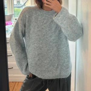 stickad mohair tröja!! 🥰 - Säljer en favorit stickad mohair tröja från hm!!! Sååå mysig och perfekt ljusgrå färg, en absolut favvo denna sommar. Köptes för 750 men säljer för 650🤩🤩 kan tänka sänka vid snabbt köp  