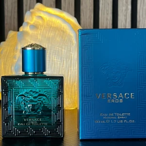 Versace Eros Eau de Toilette 50ml -  15/50 Ml kvar Versace Eros Eau de Toilette i en snygg turkosblå glasflaska med Medusa-detalj och geometriskt mönster. Flaskan har en metallisk blå kork med gulddetaljer. Kommer i matchande blå kartong med guldtext. Volym: 50 ml.