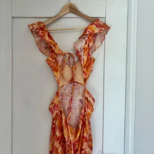 Långklänning med volang och öppen rygg - (Lånade bilder) säljer denna superfina klänning i storlek M då den tyvärr inte passar mig längre. Klänningen är använd fåtal gånger så fortfarande i super fint skick!!