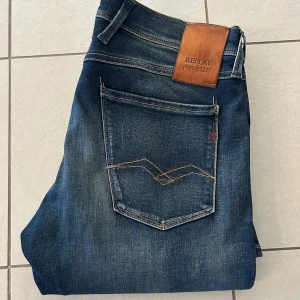 Replay Hyperflex jeans slim fit blå - Replay anbass i nyskick!  Storlek: W32 L30 Nypris 1699kr Skriv vid fler bilder eller frågor.