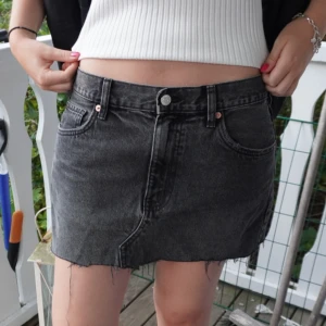 Jeans kjol - Säljer den här super fina jeans kjolen från mango! Knappt använd, har dock klippt av den eftersom den va lite för lång för mig! Skriv för frågor eller fler bilder!