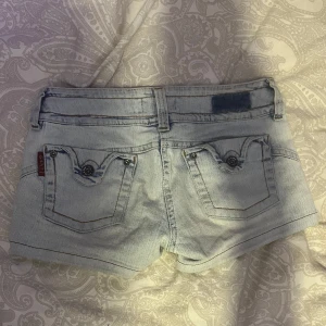 Ljusblåa jeansshorts  - Snygga shorts det står ” ele gant ” i vet inte vad de är för märke riktigt. Storlek 36 / S, kontakta för frågor! Tycker shortsen sitter mer åt xs hållet men mellan xs och s 🥰