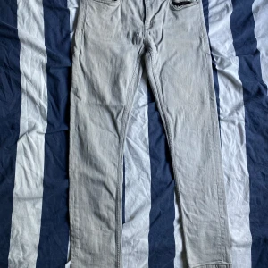 Grå skinny jeans från FSBN, 30/30 - Snygga grå skinny jeans från FSBN i storlek 30/30. Byxorna har klassisk femficksdesign, smal passform och är tillverkade i ett mjukt bomullsmaterial med lite stretch. Perfekta för dig som gillar en tajt siluett och stilren look.