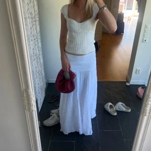 Superfin långkjol🤍🤍 - Så fin långkjol som är köpt i spanien, använd max 2 gånger så i toppskick. Säljer då den ej kommer till användning. Går även att vika ner upptill för att få den kortare. Jag är 176 och de är mina bilder🤍🤍💗💗