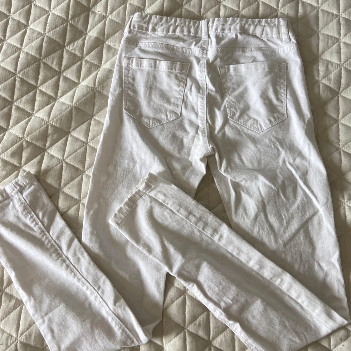 Vita stretchiga jeans med slimfit - 1