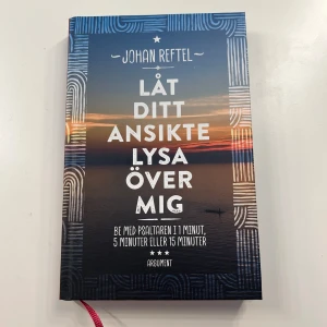Låt ditt ansikte lysa över mig - En modern bönbok som guidar dig genom 30 dagar med psalmer. Perfekt för dig som vill hitta lugn och reflektion, oavsett om du har 1, 5 eller 15 minuter. Praktiska tips och frågor hjälper dig att fördjupa din bönestund på ett enkelt och inspirerande sätt.