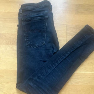 Svarta jeans från Nudie - Snygga svarta jeans från Nudie. Är i bra skick och har använt ett få par gånger. Storleken är i W 32 och L 32. 