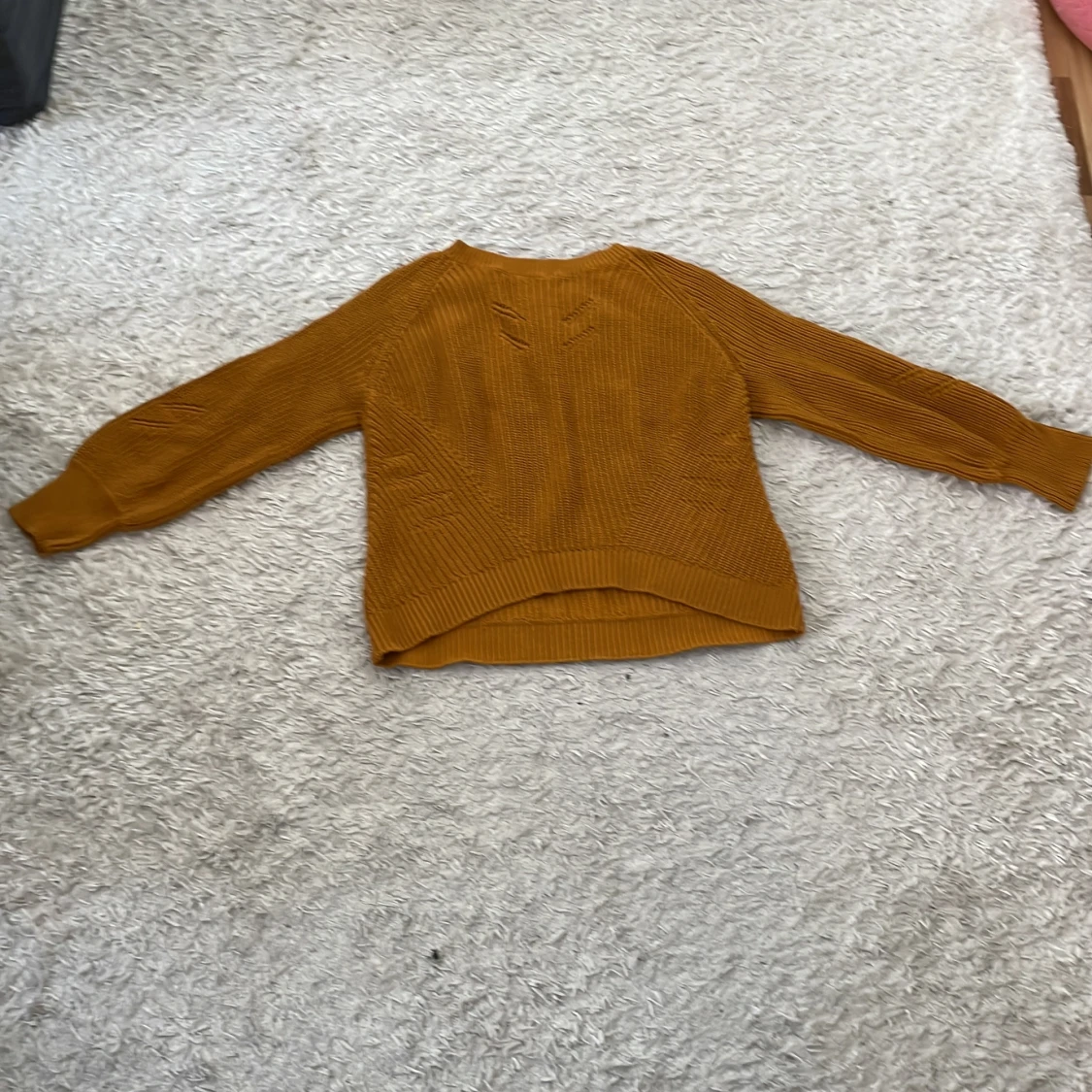 Senapsgul stickad tröja med mönster - 1