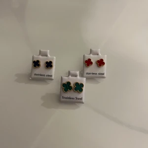 Clover örhängen i rostfritt stål - Jättefina örhängen i stainless steel. 100kr /styck eller 250kr för alla tre. 
