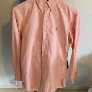 Ralph lauren skjorta - Säljer nu min brorsas fina ralph lauren skjorta som han tyvärr beställde för stor storlek av. Han har enbart testat den och ej använt den så den är helt oanvänd. Passar bra på killar som är 180-185 cm lång. skjortan har en classic fit och nypris är 1600 kr! Vid frågor, hör av er! snabb respons tillkommer alltid och snabb smidig affär!