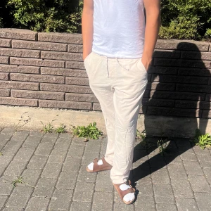 Linnebyxor  - Skit fräscha linnebyxor till sommaren! Nyskick. Killen på bilden är 182 cm. 