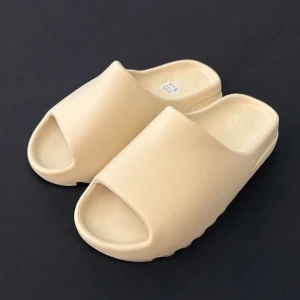 Adidas Yeezy Slide Bone  - Säljer mina nyligen köpta yeezy slide’s, då dom blev lite för små. Dom är helt oanvända och givetvis äkta vara. 