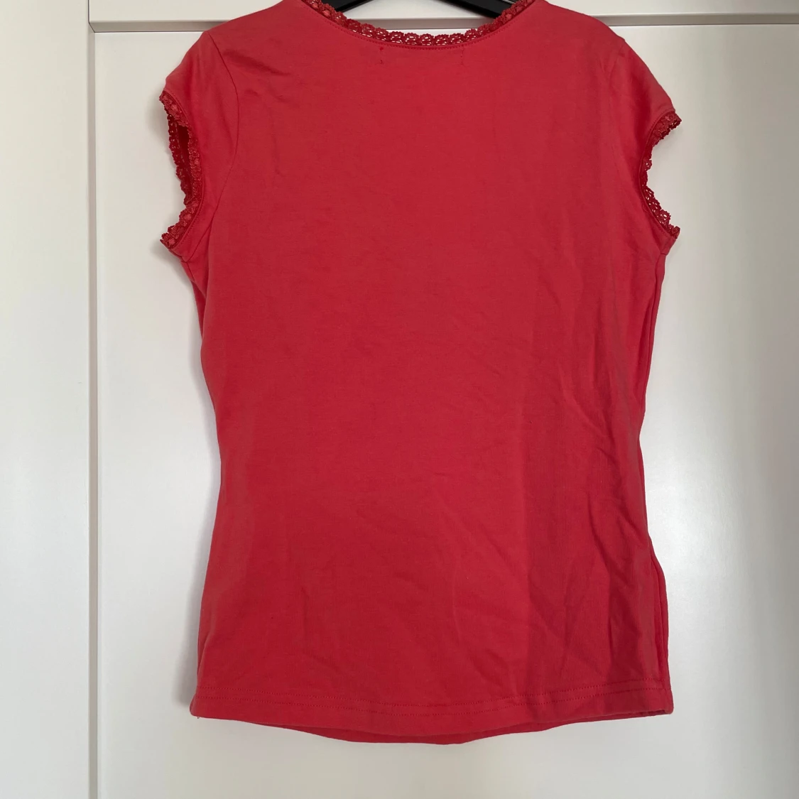 Röd omlottopp med spets från Empress - 2
