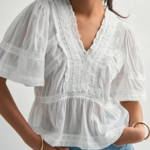 Vit volangblus  - Säljer denna superfina vita blusen med v-ringning, spetsdetaljer och volang vid ärmarna. Luftig och lätt i bomull med trekvartsärm, perfekt för varma dagar!😍🥰❤️❤️ Endast använd en gång så i helt nytt skick