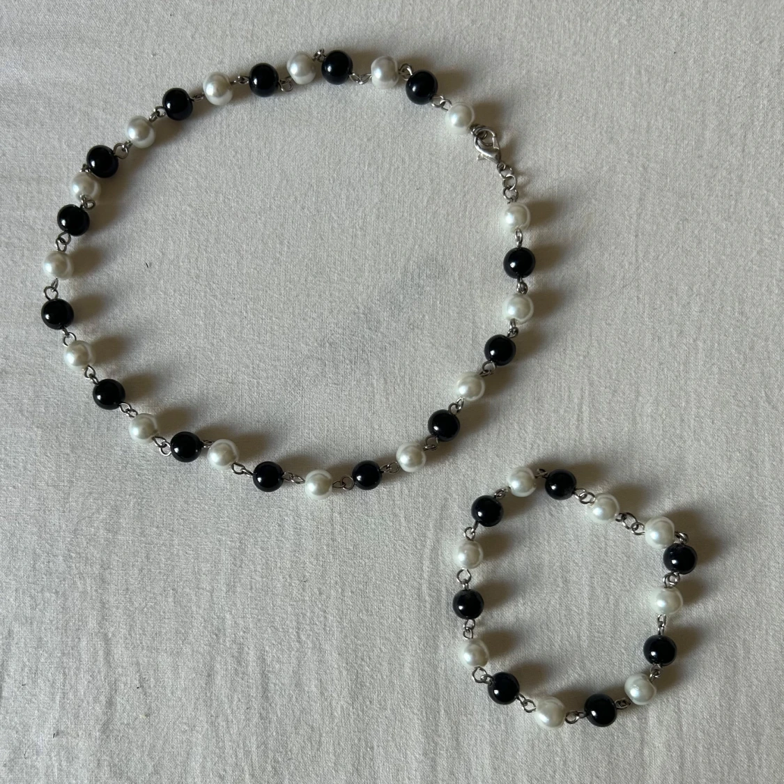 Svartvitt armband och halsband 