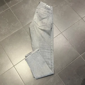 Dondup jeans  - Dondup jeans i storlek 31! Jeansen är i mycket bra skick! Färgen är grå! Modellen är George! Skriv vid frågor & funderingar!