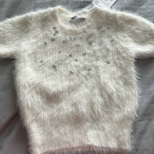 Tröja med stenar  - En fluffig tröja med stenar ifrån Zara. Den är helt oanvänd bara provad och har fortfarande prislappen kvar🥰