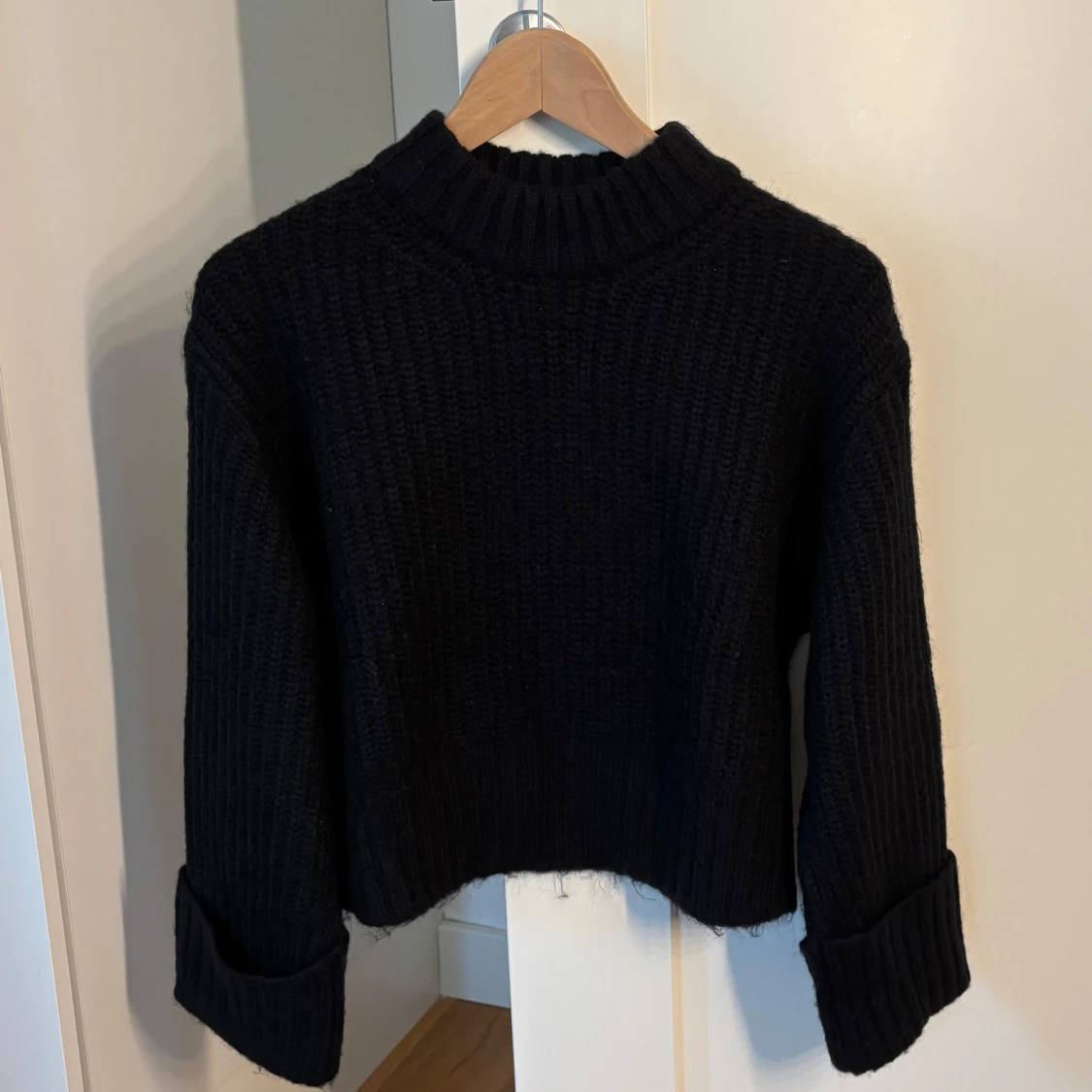 Svart stickad croppad tröja