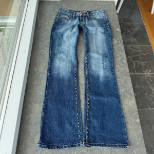 Lågmidjade jeans  - Så snygga jeans som tyvärr inte passar mig och har därför ingen bild på! Midjemått tvärsöver:38cm Midjehöjd: 22cm Inerbens längd: 82cm. De har tappat en nitt längre ner på benet men i övrigt är de i väldigt bra skick 💕